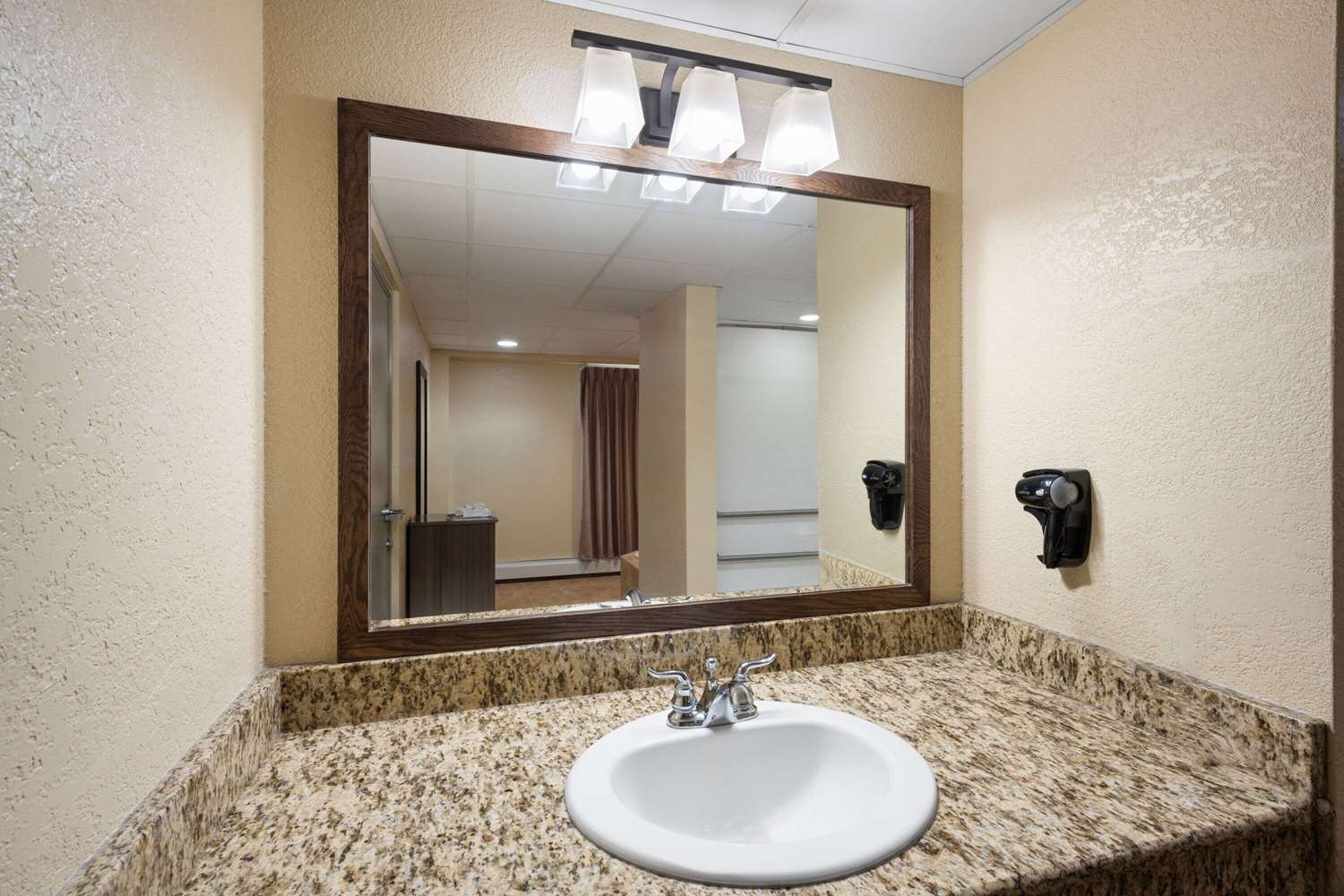 Days Inn & Suites by Wyndham Bozeman 25/29