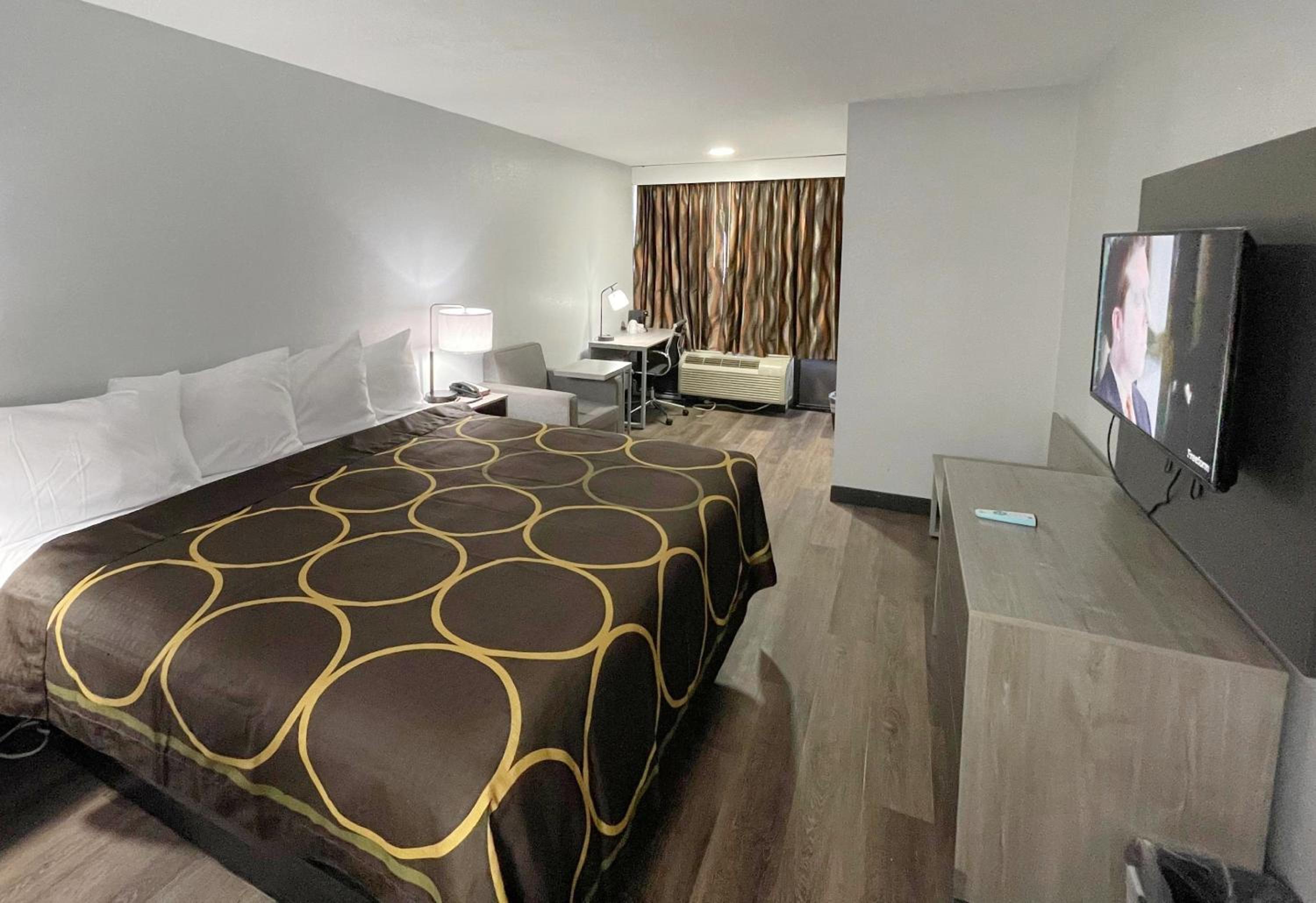 Super 8 by Wyndham Pigeon Forge Downtown 8/22