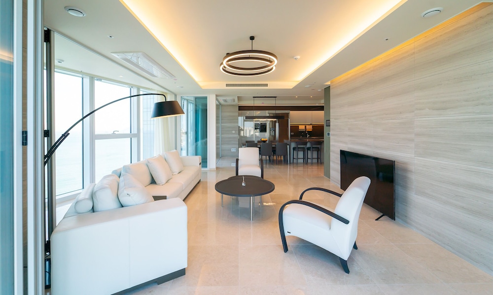 NEWCZ LCT RESIDENCE 25/48