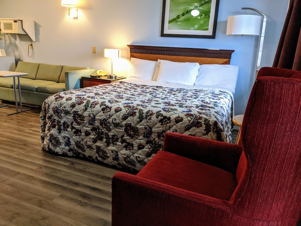 Executive Inn 11/33