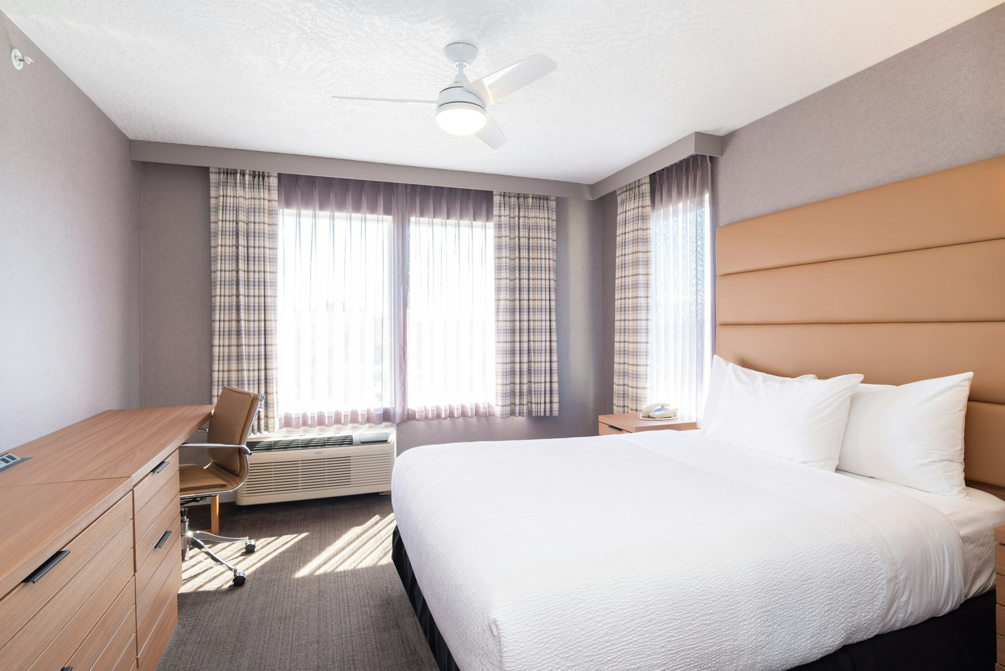 جناح بسرير كوين مع أريكة بمطبخ صغير، Sandman Hotel Victoria 2/5