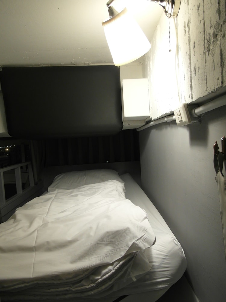 Mr Lobsters Secret Den Design Hostel 27/63