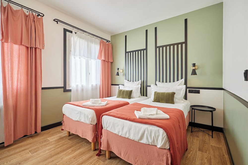 ROOM, TWIN BEDS
