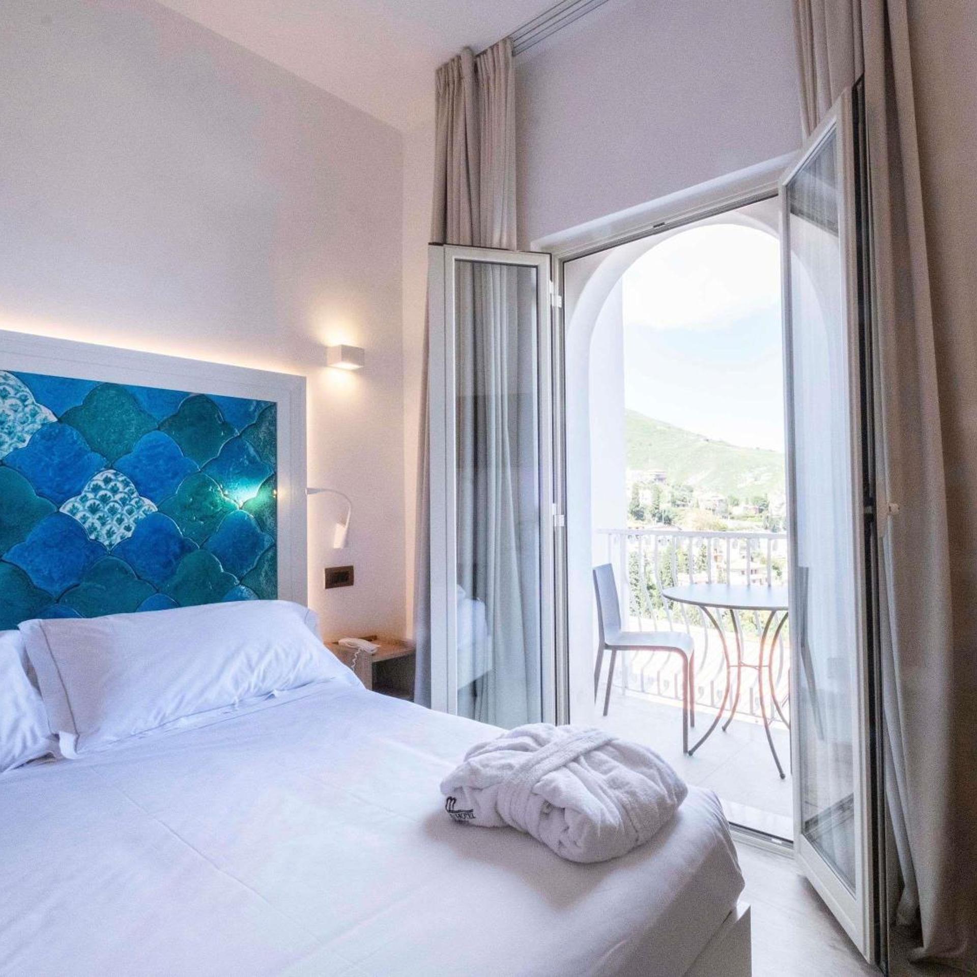 Classic, Queen Bed, Side Sea View 4/7