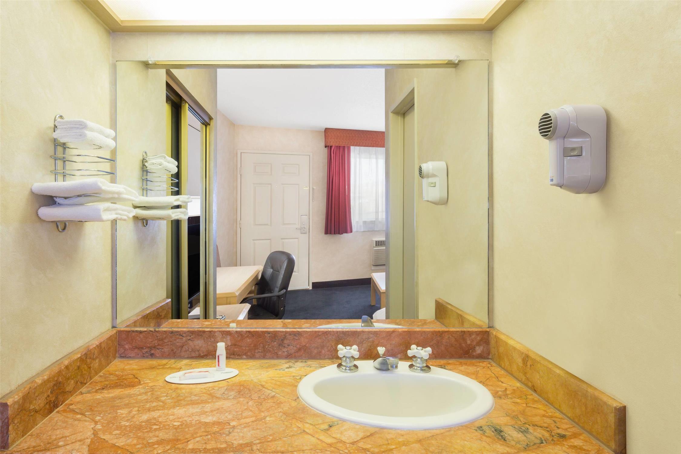 Days Inn by Wyndham Bullhead City 14/14