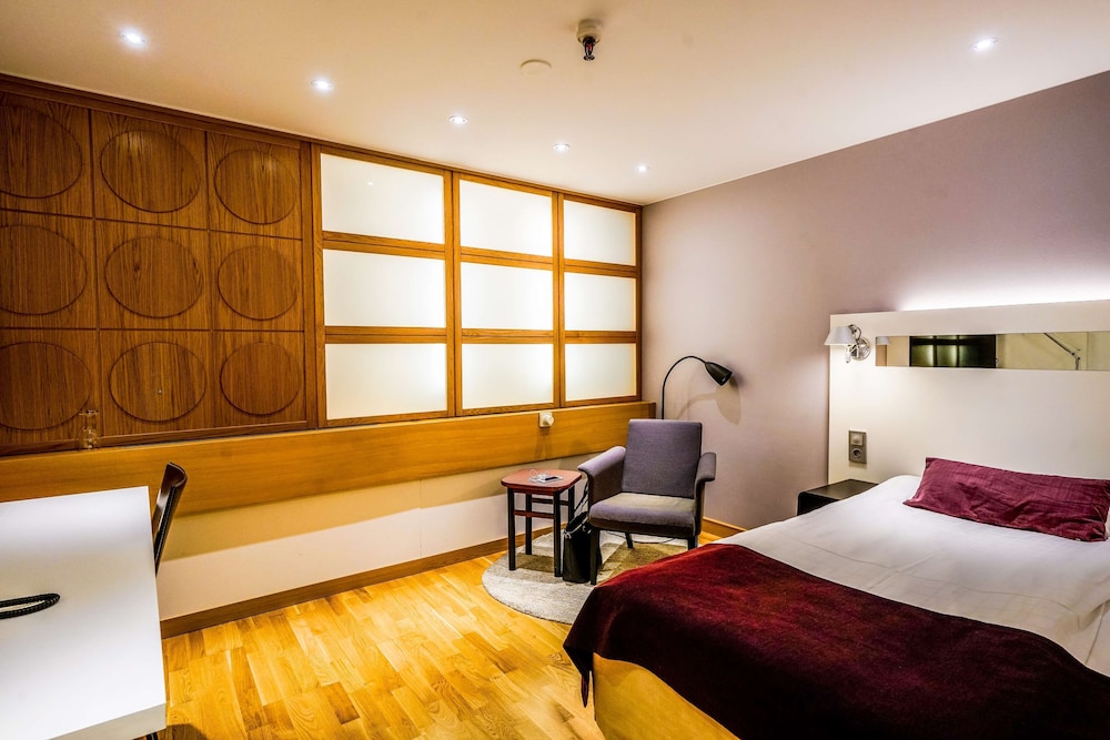 CABIN, TWIN BEDS, NO WINDOW