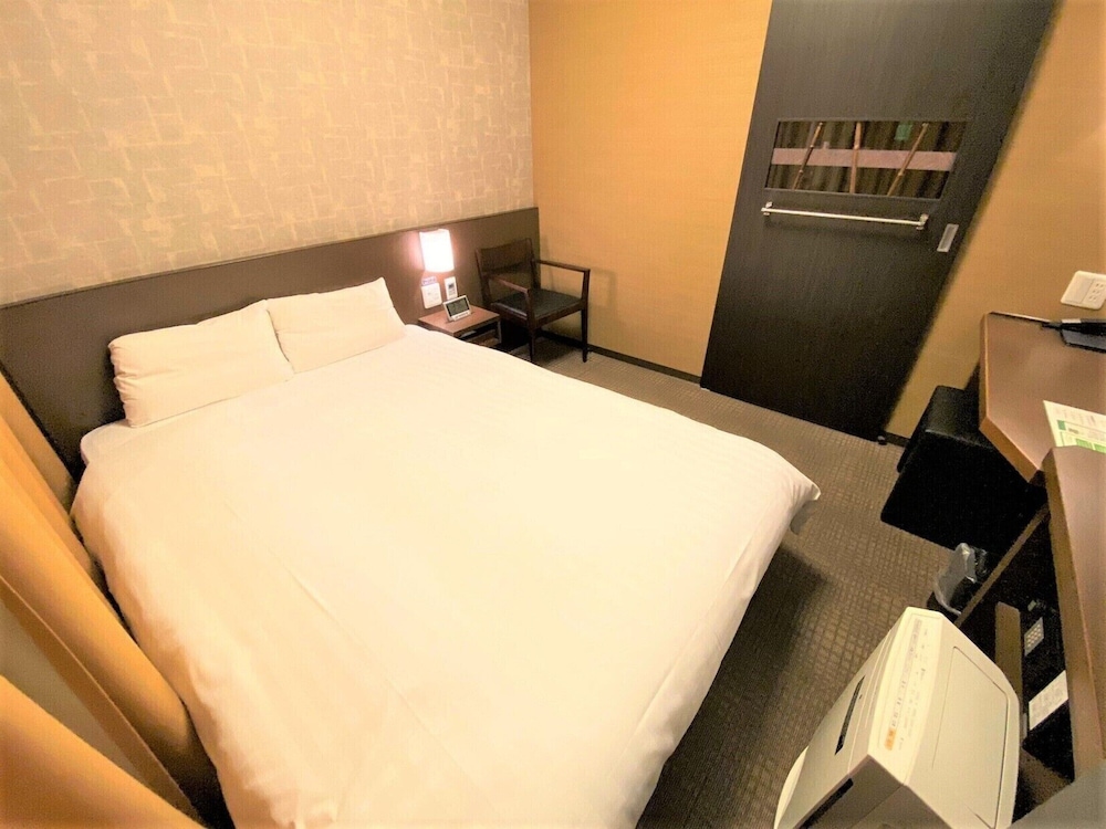 ROOM, QUEEN BED, NO CLEANING SERVICES