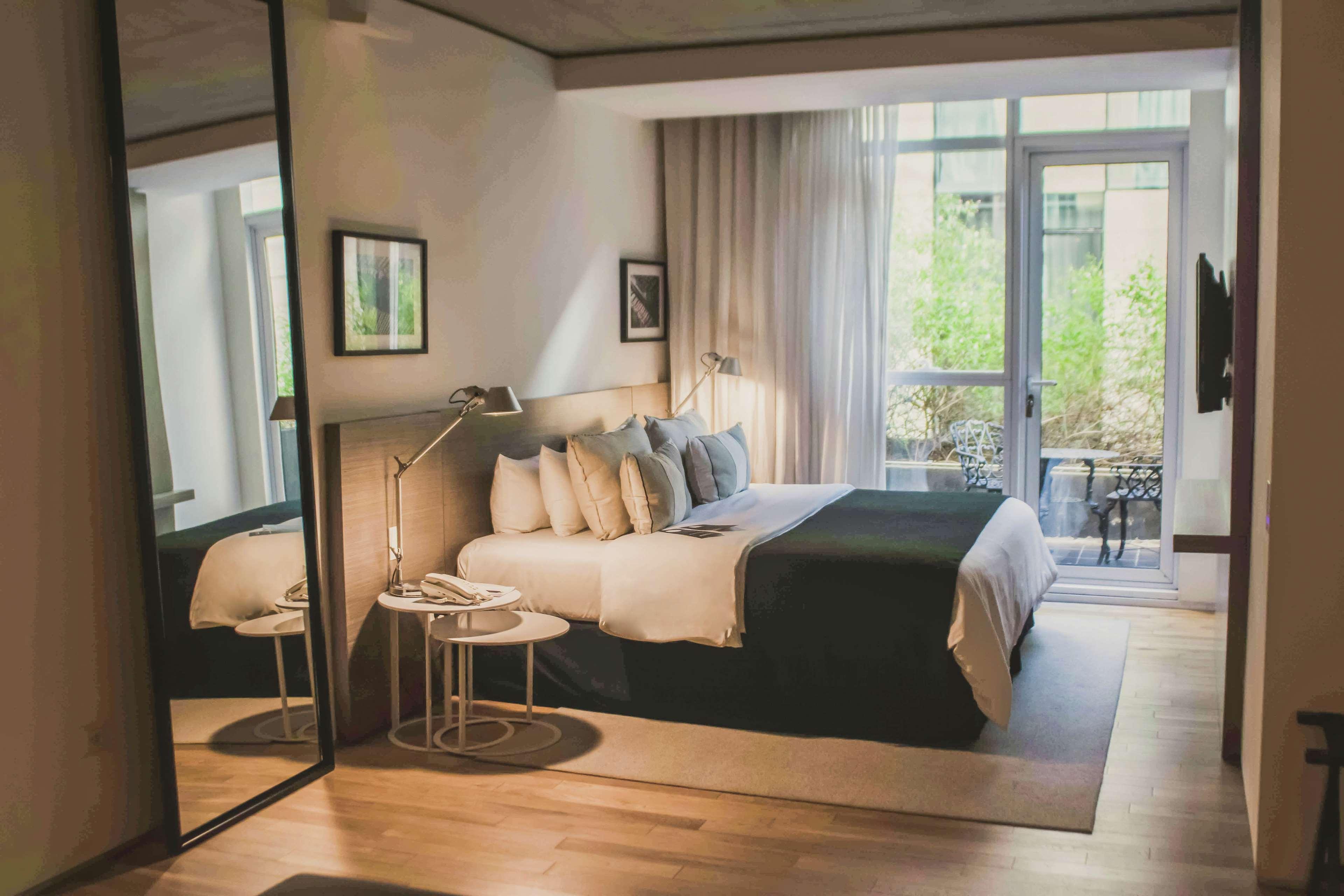 ROOM, DOUBLE OR TWIN BED, BALCONY, CORNER