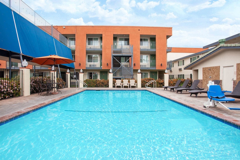 Travelodge Inn & Suites by Wyndham Anaheim on Disneyland Dr 5/31