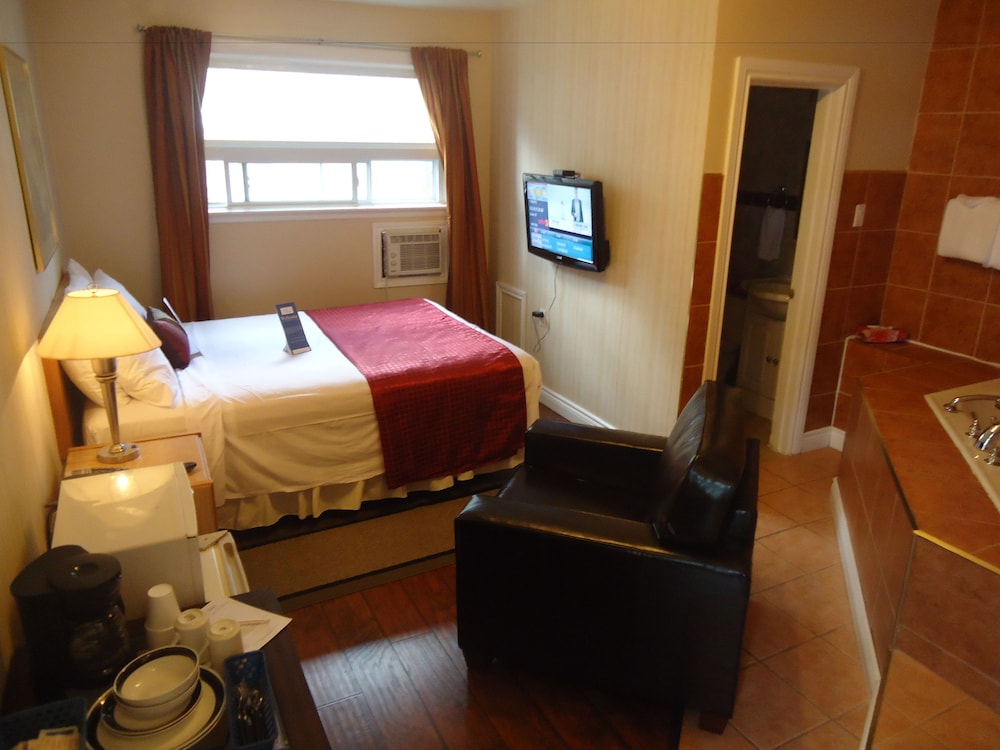 Bayside Inn & Waterfront Suites 23/40