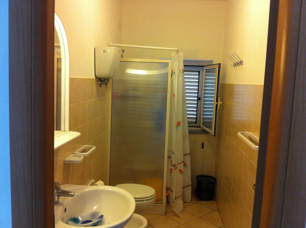 ROOM, DOUBLE OR TWIN BED