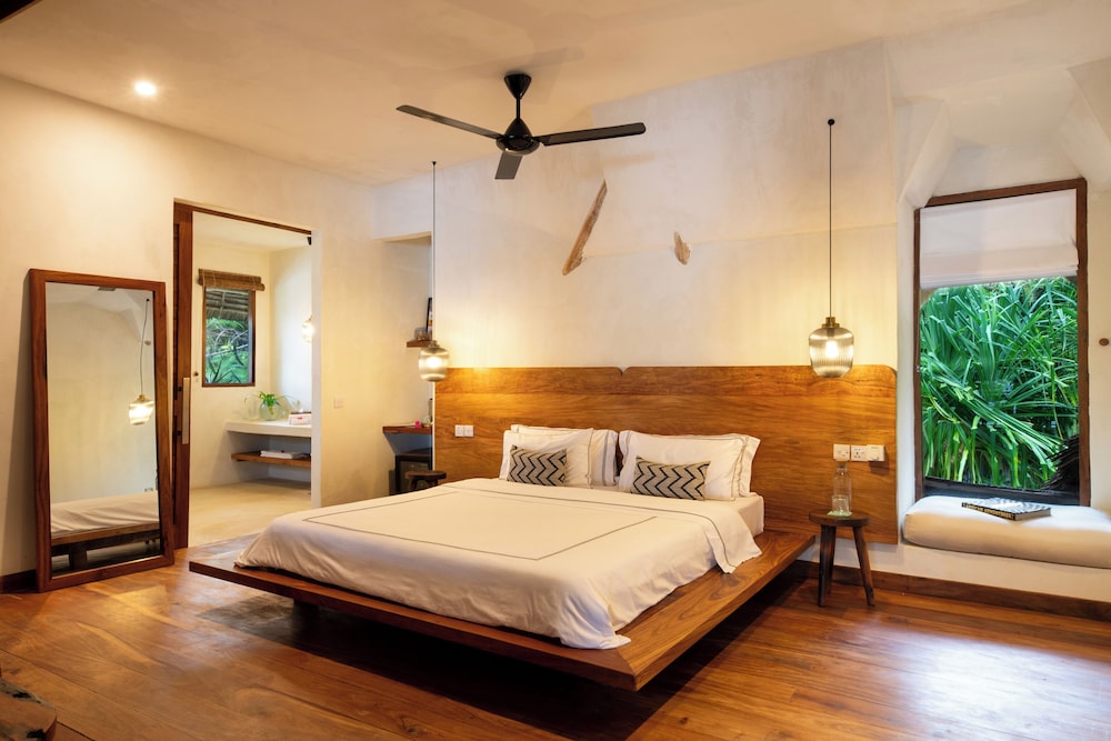 1 BEDROOM, LUXURY, DOUBLE OR TWIN BED, PARTIAL SEA VIEW