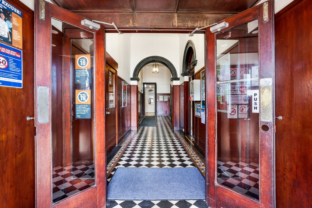 THE GRAND HOTEL 15/25