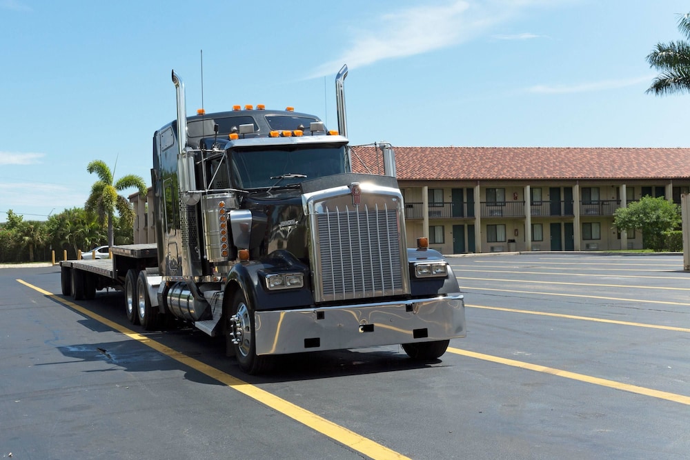 Super 8 By Wyndham Riviera Beach West Palm Beach 13/20