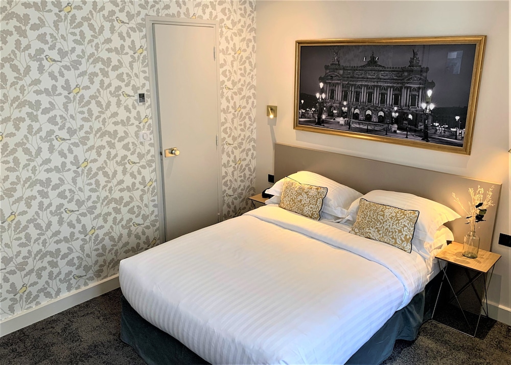 ROOM, DOUBLE BED