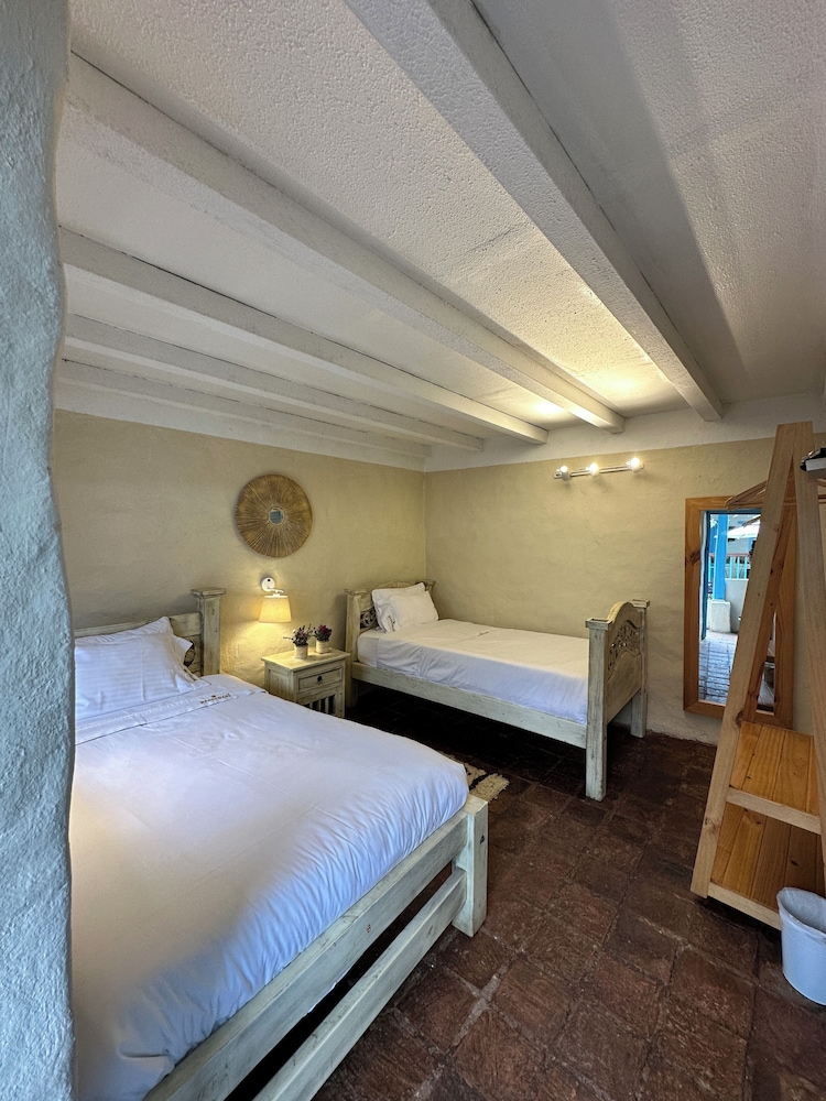 Basic, Twin Beds