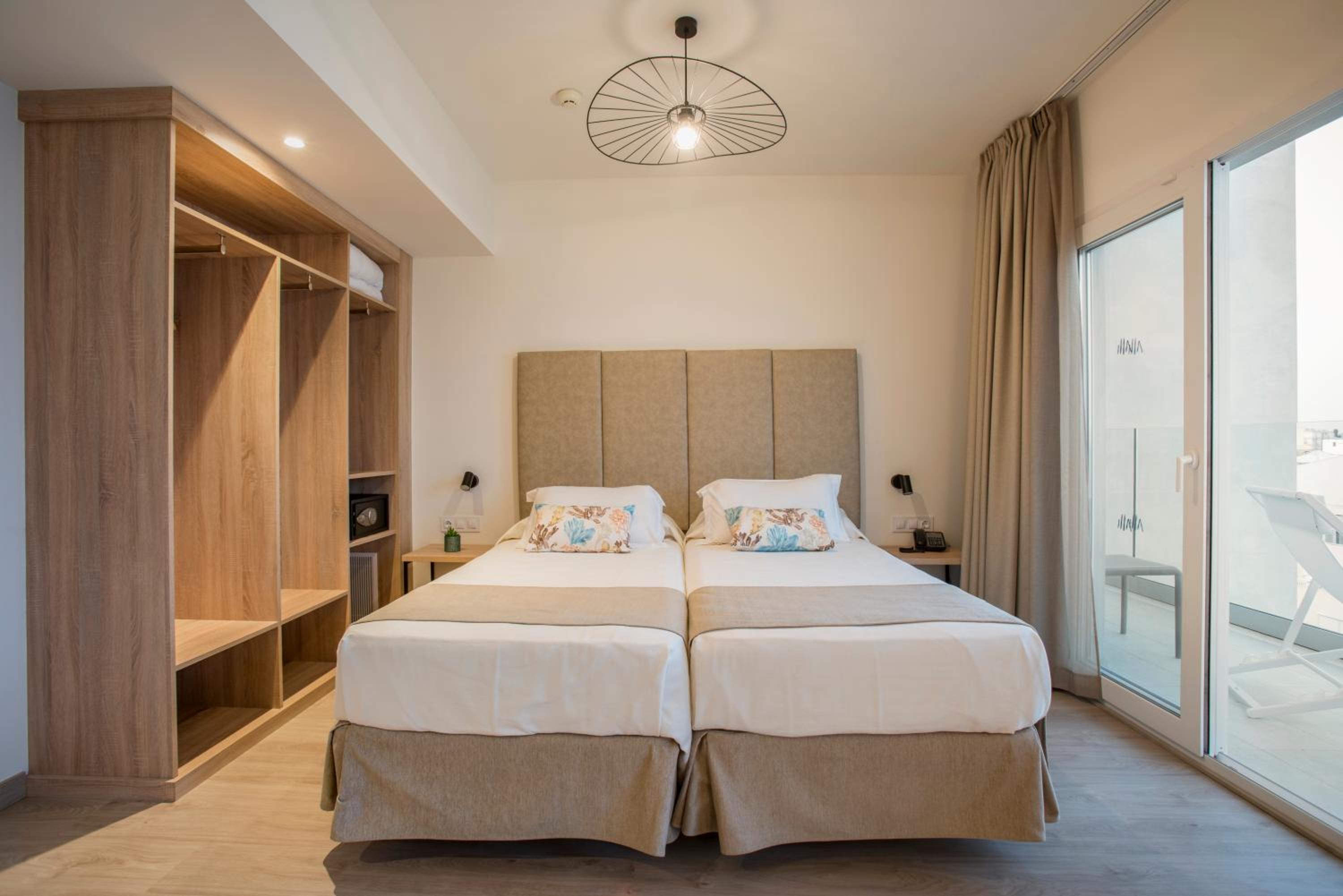 Room, Twin Beds, Lateral Side Sea View