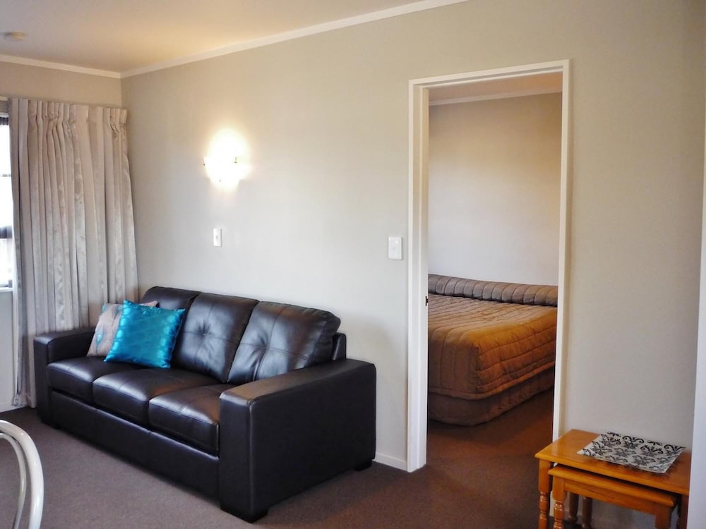 Knightsbridge Court Motor Lodge 31/37