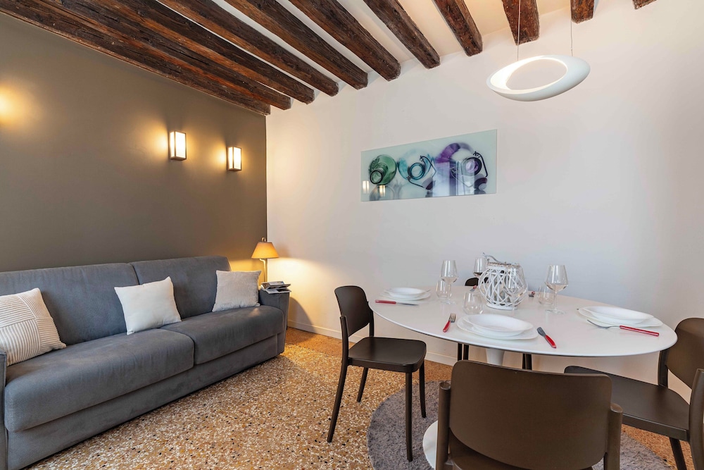 Majestic Rialto House 40/50