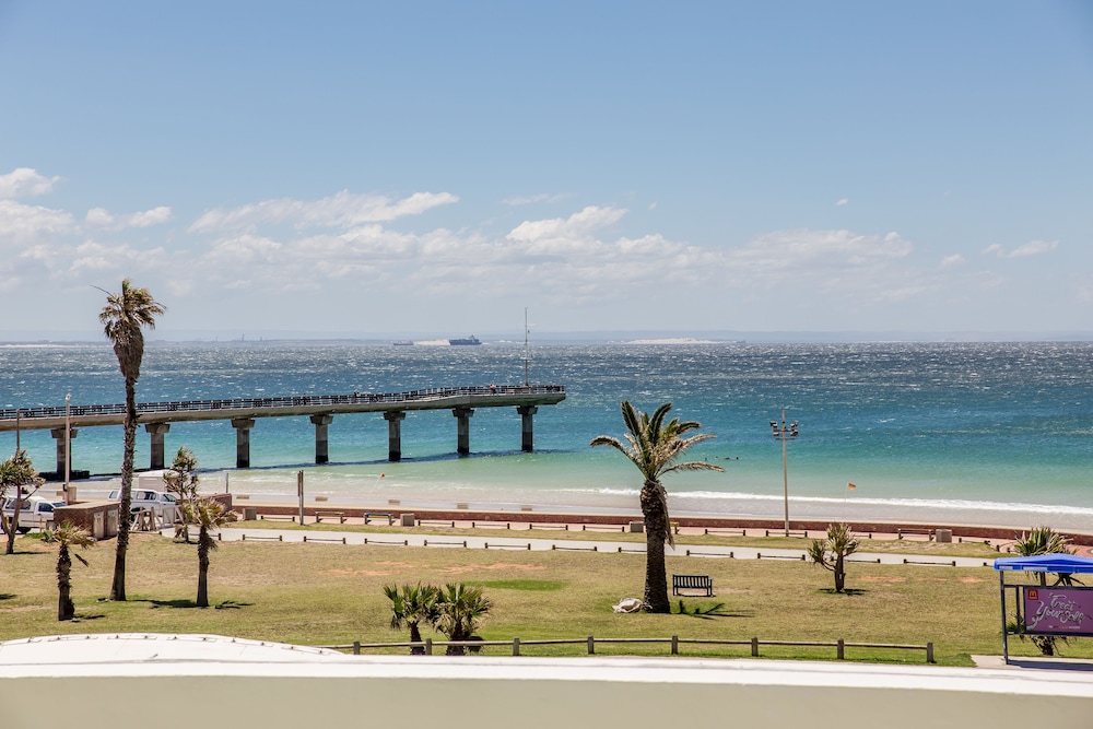 The Beach Hotel 64/72
