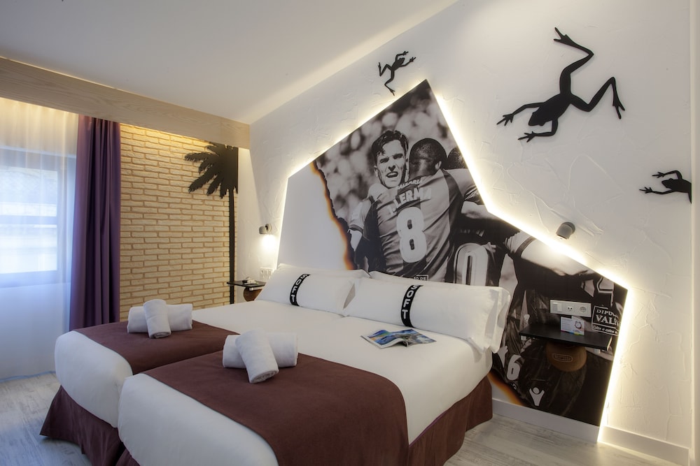 ROOM, TWIN BEDS