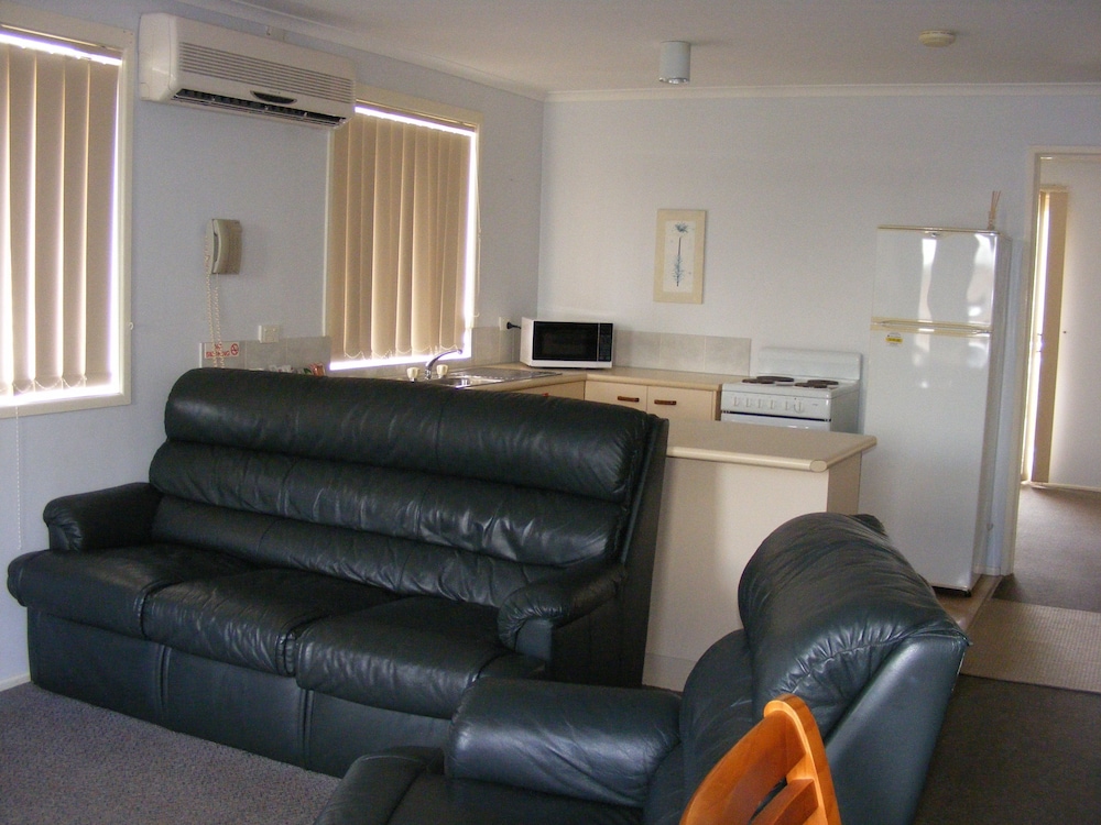 BEACHSIDE MOTOR INN 21/27