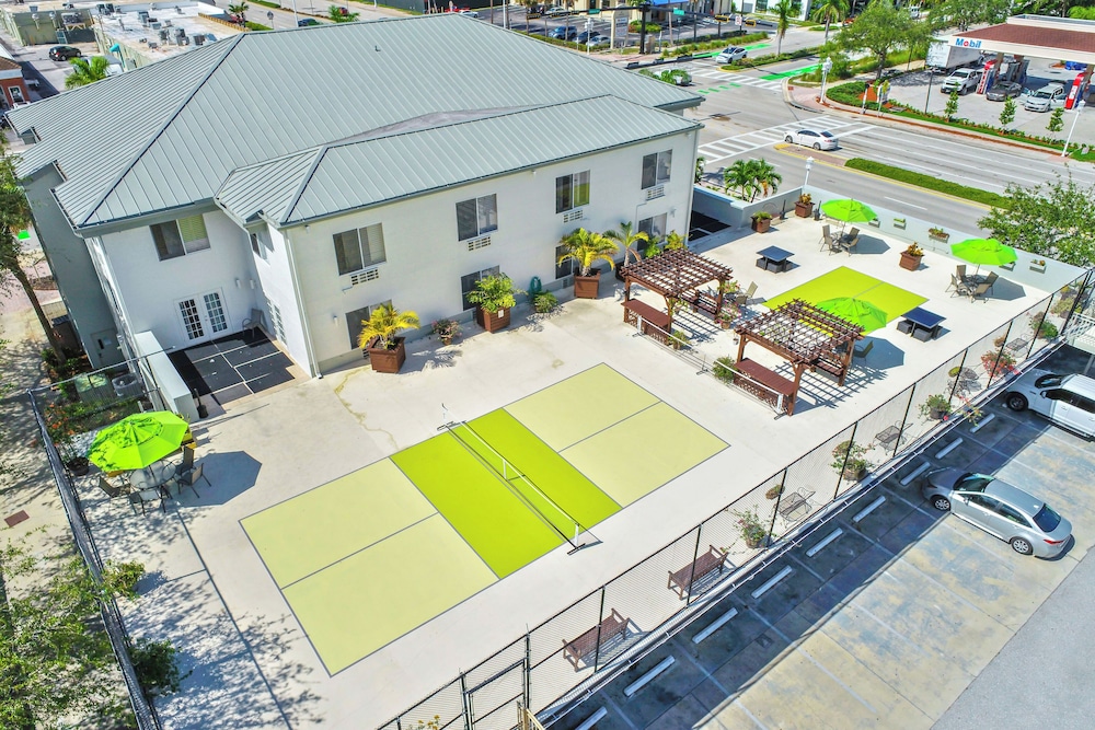 Naples Park Central Hotel 6/50