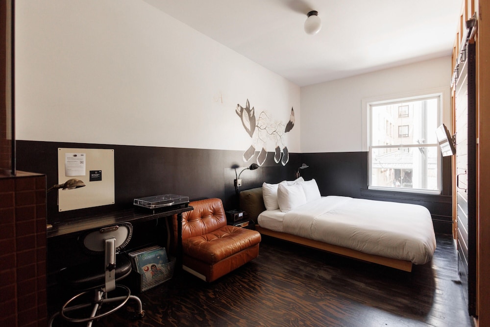SUITE, KING BED