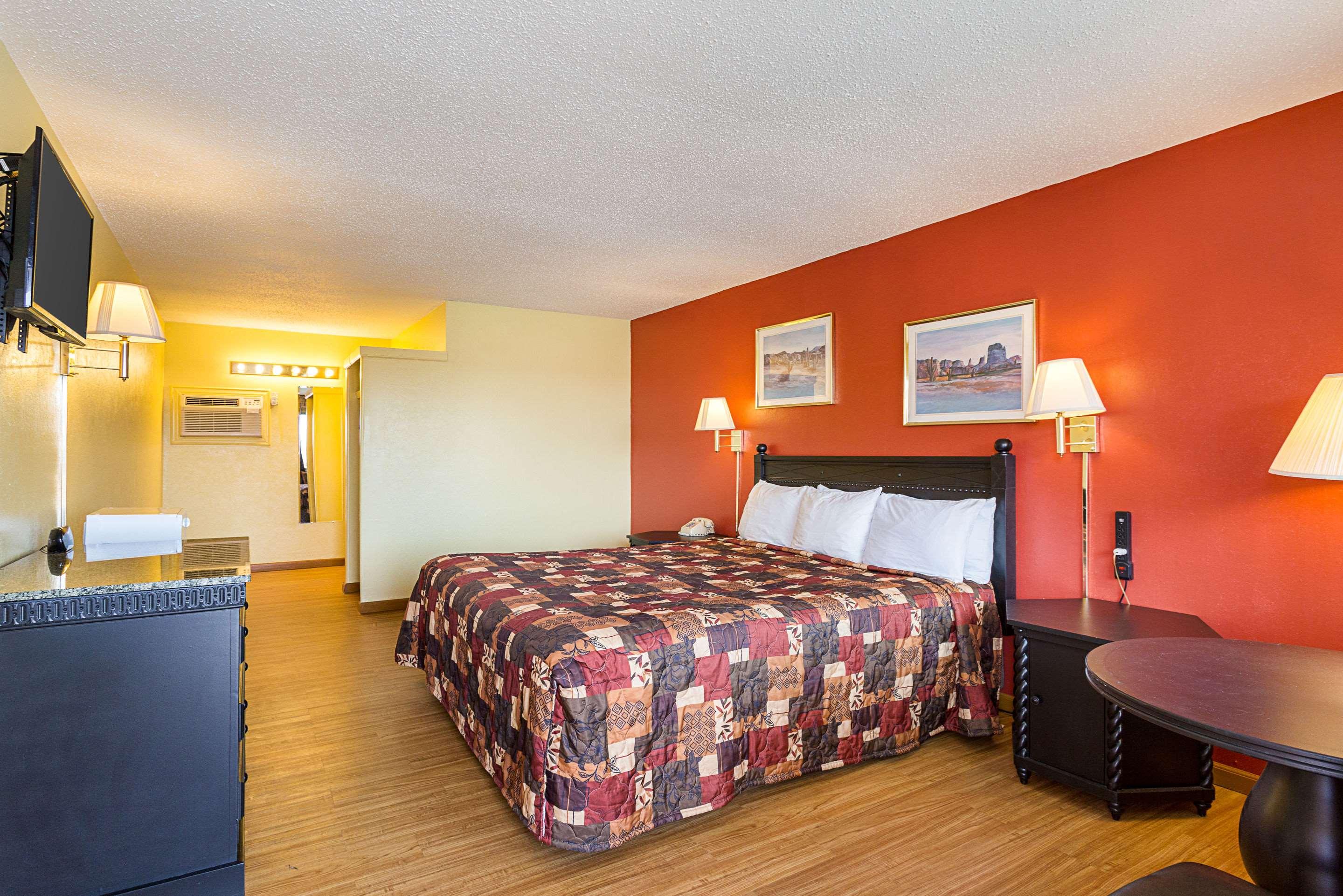 Room, King Bed, Rodeway Inn Roswell West 3/6