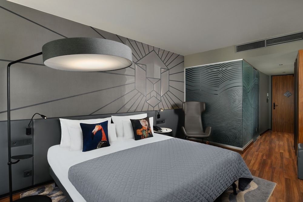 River, Queen Bed, River View