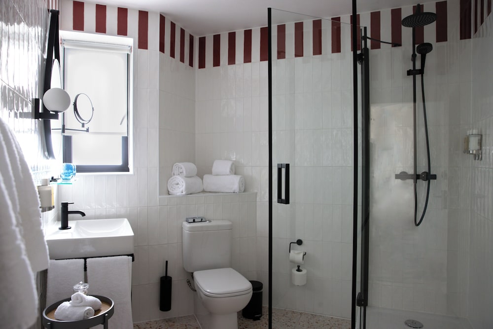 غرفة بسرير كينج وسريرين منفصلين، The Relais Cooden Beach 3/3