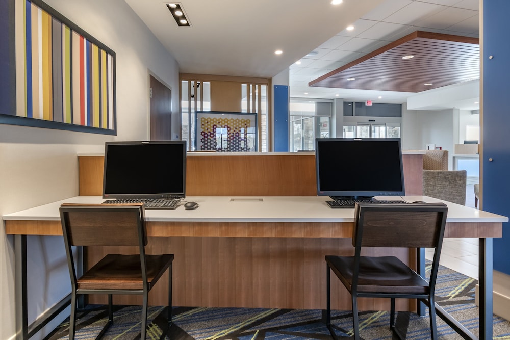 Holiday Inn Express And Suites Carlisle Southwest I-81 39/42