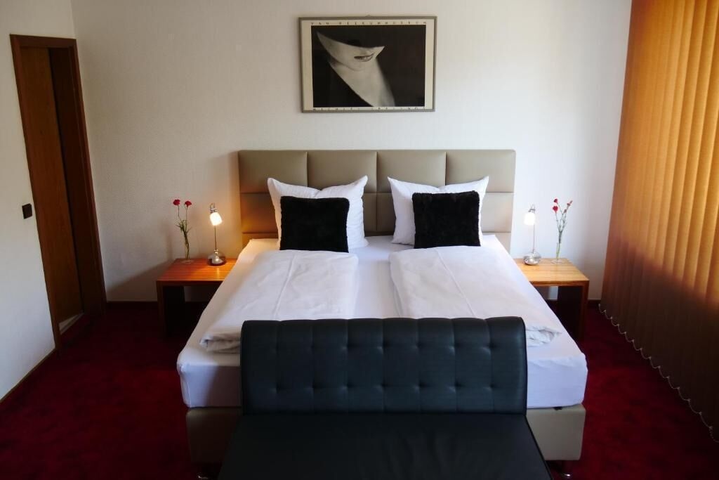 ROOM, DOUBLE BED