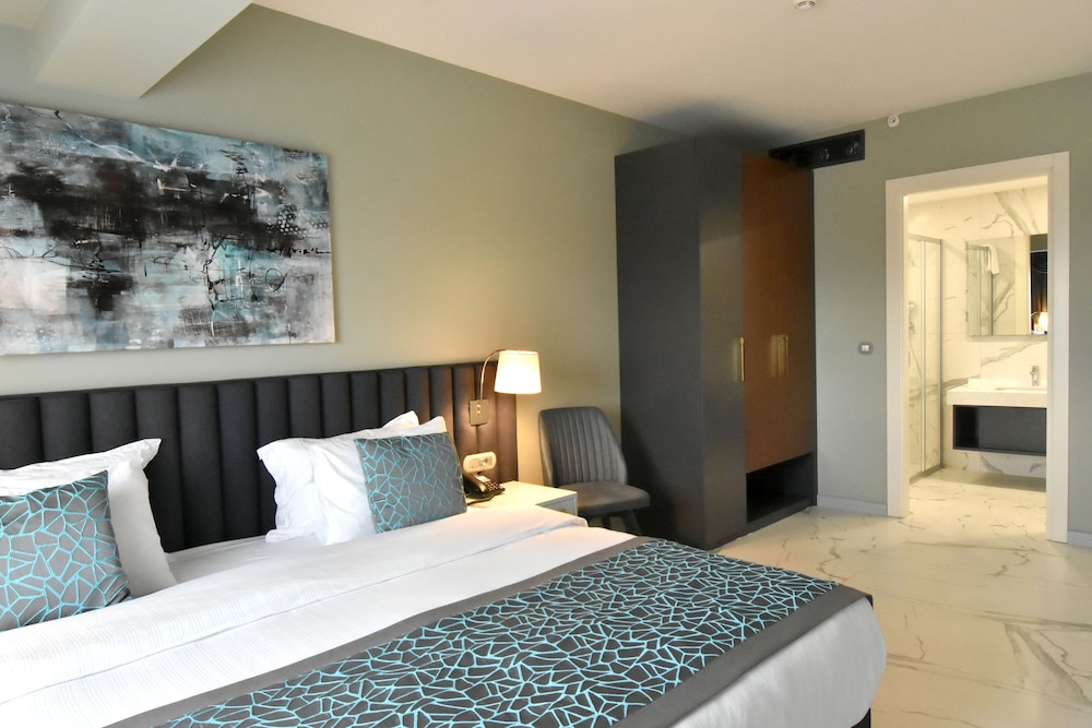 FAMILY SUITE, KING BED, CITY VIEW