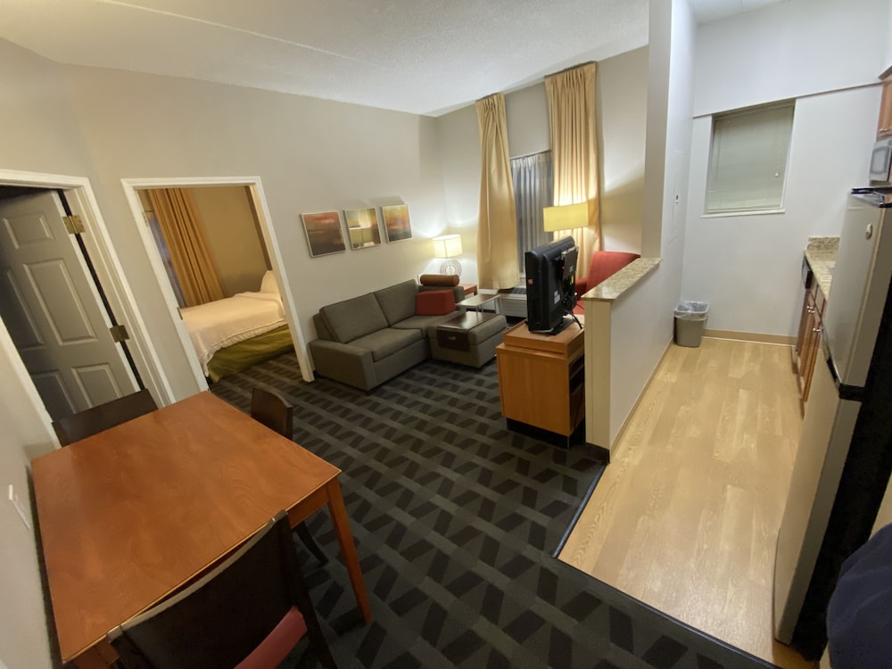 MainStay Suites Middleburg Heights Cleveland Airport 24/42