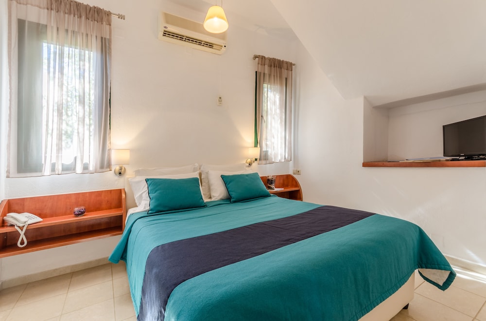 Pela Mare Hotel 19/77