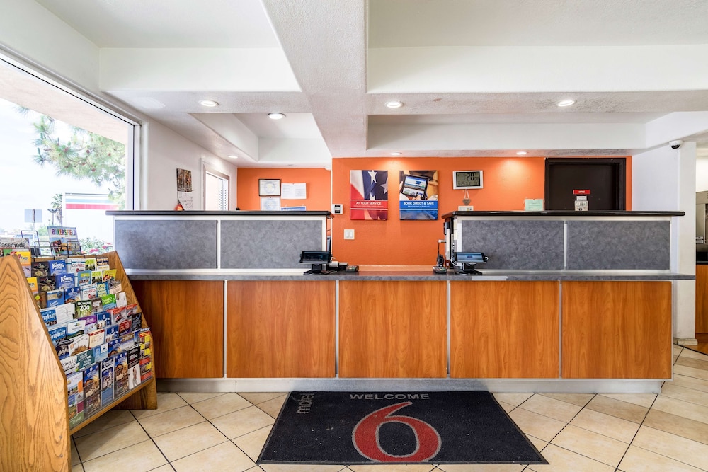 Lobby at Motel6 Buttonwillow, CA - Central, BUTTONWILLOW - CA