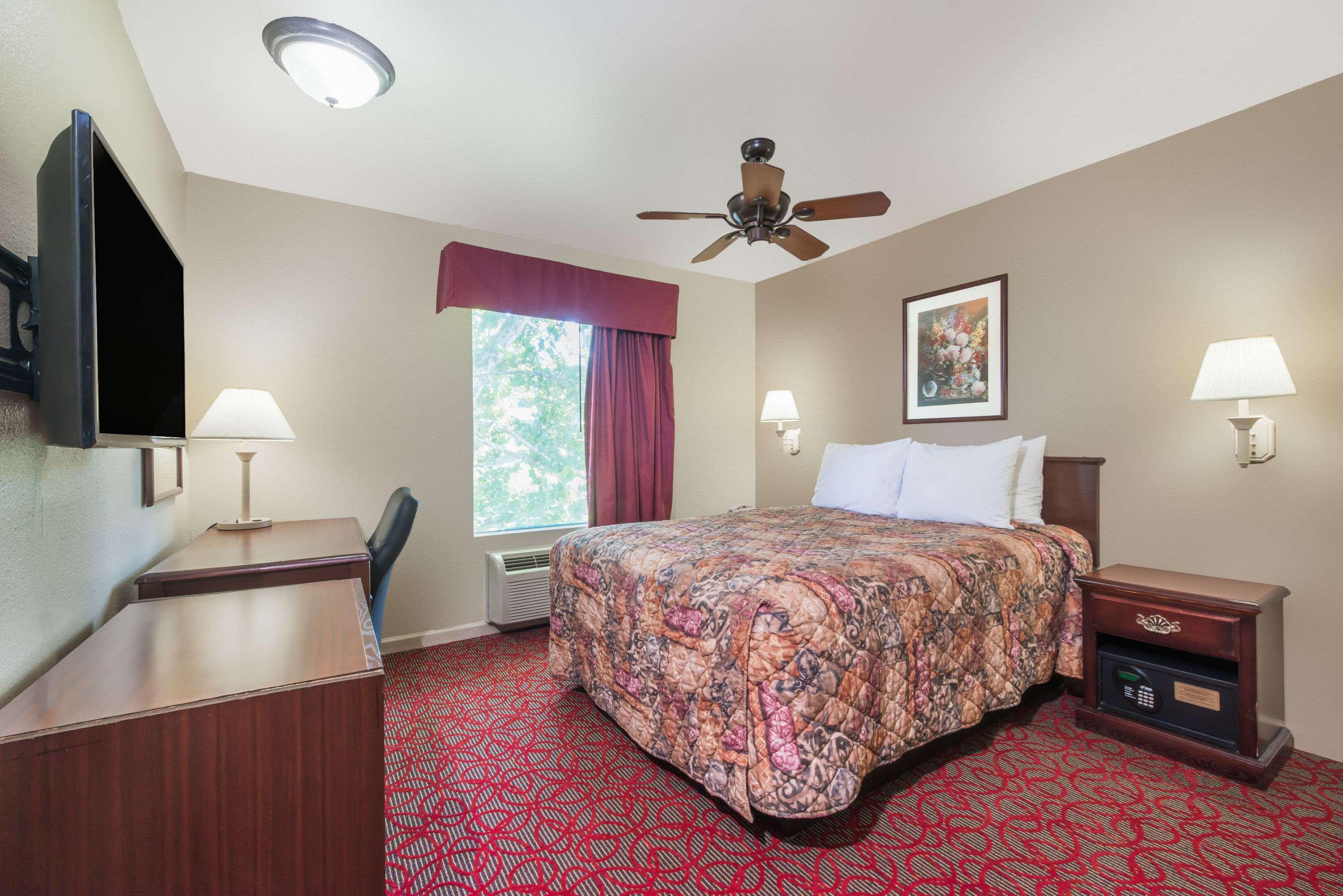 Days Inn By Wyndham St Peters/St Charles 18/28