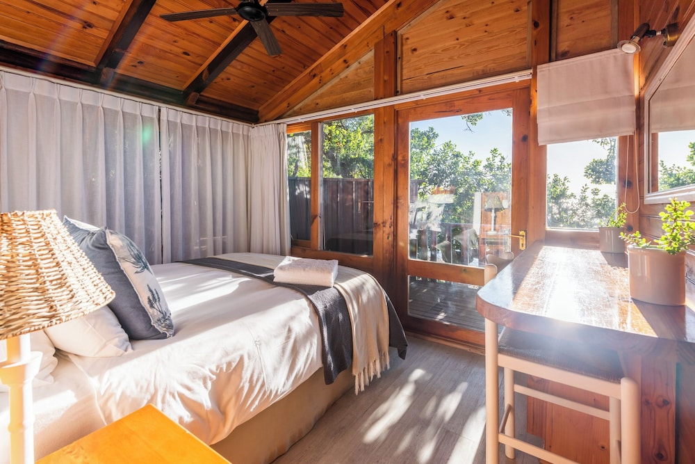 CHALET, WATER FRONT
