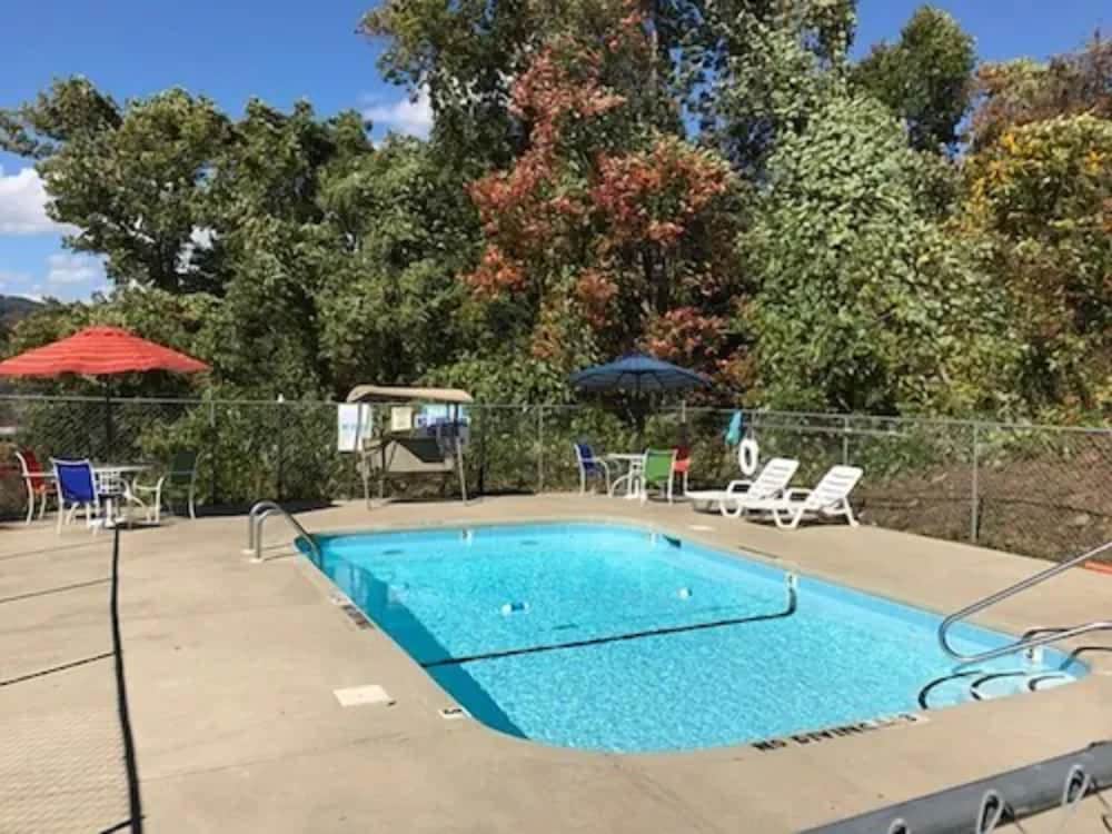 Days Inn by Wyndham Waynesville NC 15/27