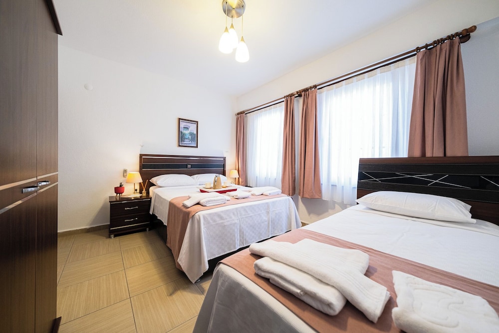 Albatros Hotel 9/33