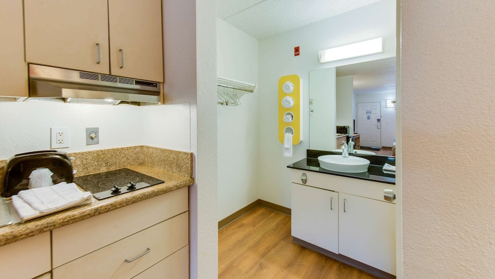 Travelodge by Wyndham Norfolk Airport 44/48