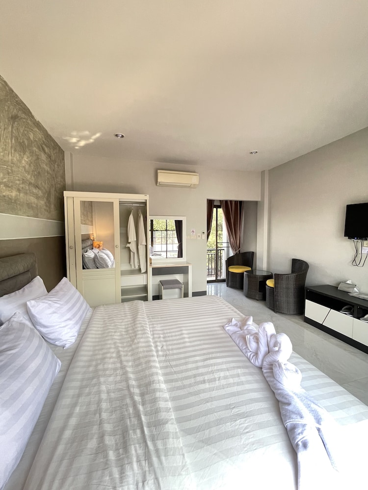 DELUXE, KING BED