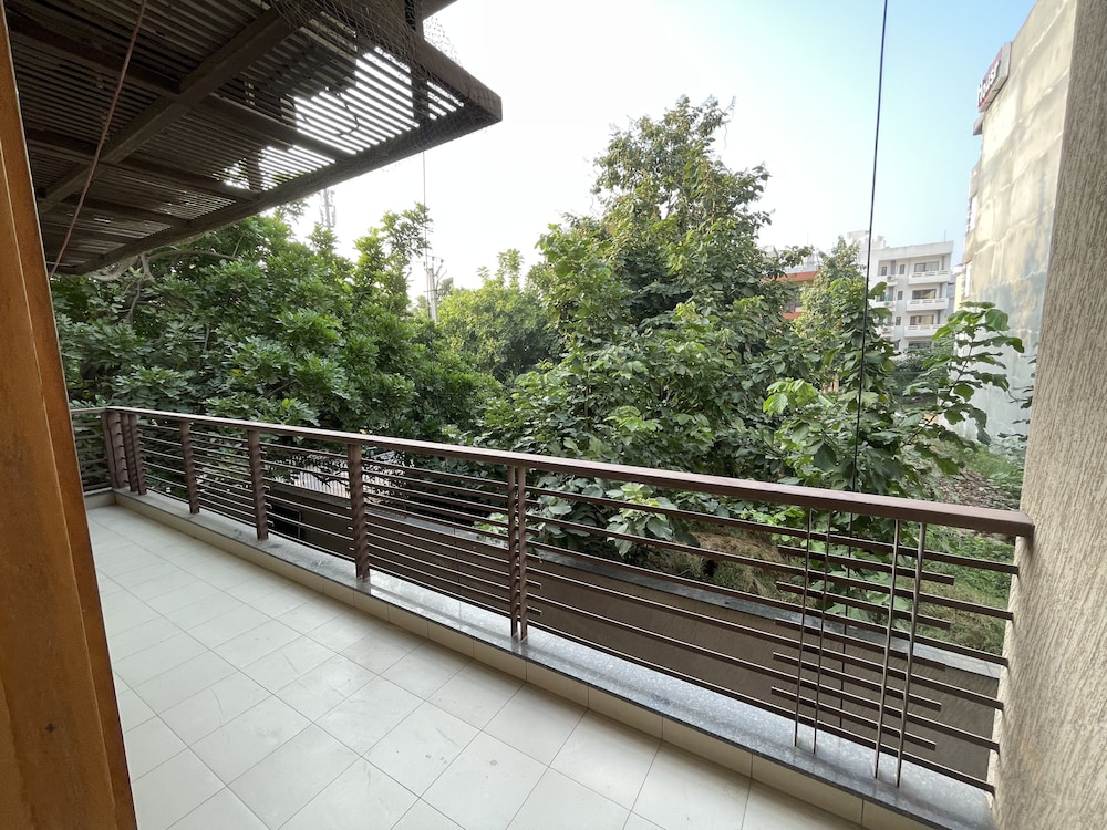 Saltstayz Corporate Suites – Golf Course Road 6/50