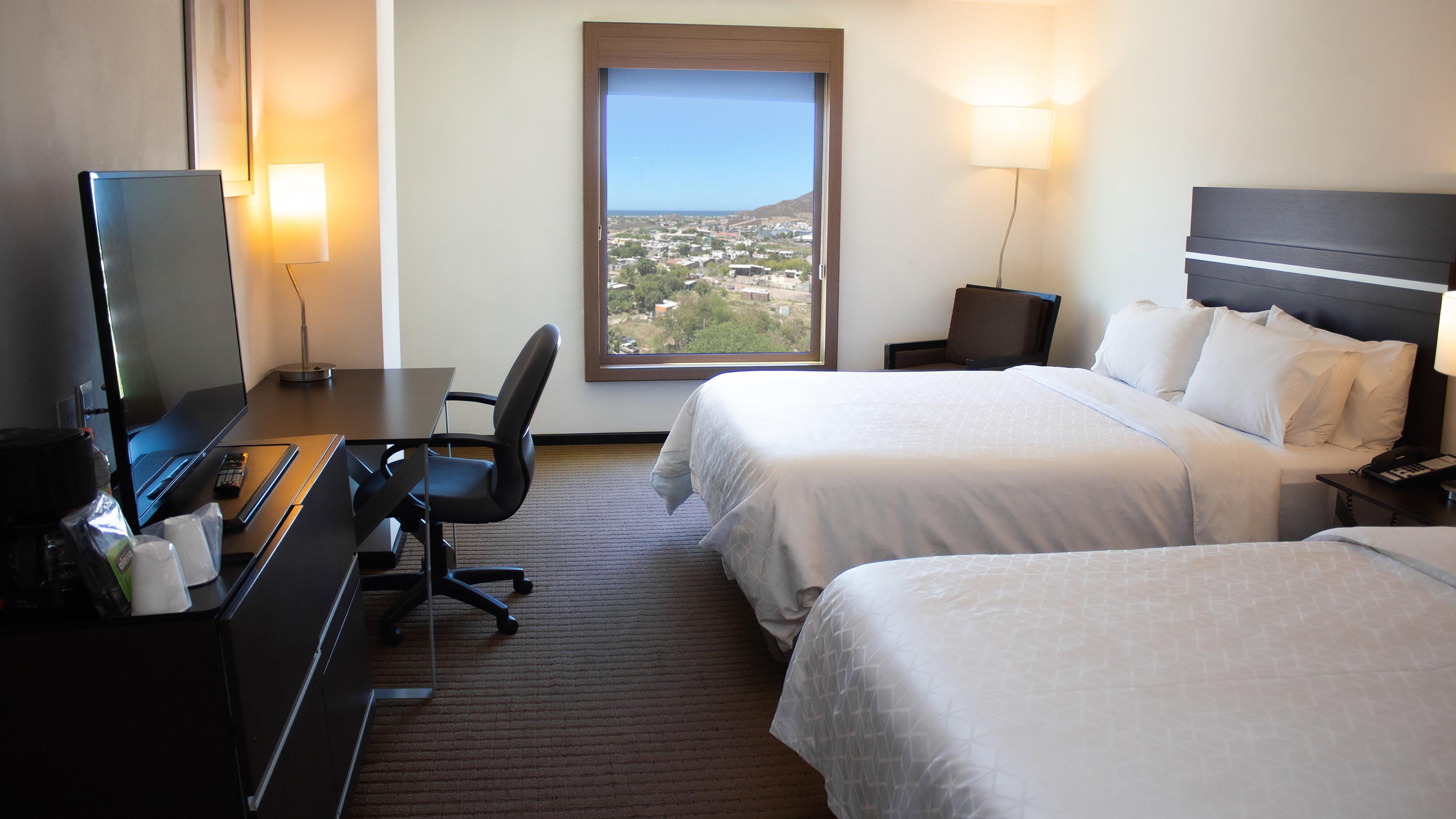 غرفة بسريرين مزدوجين بإطلالة على المسبح، Holiday Inn Express Guaymas 2/2