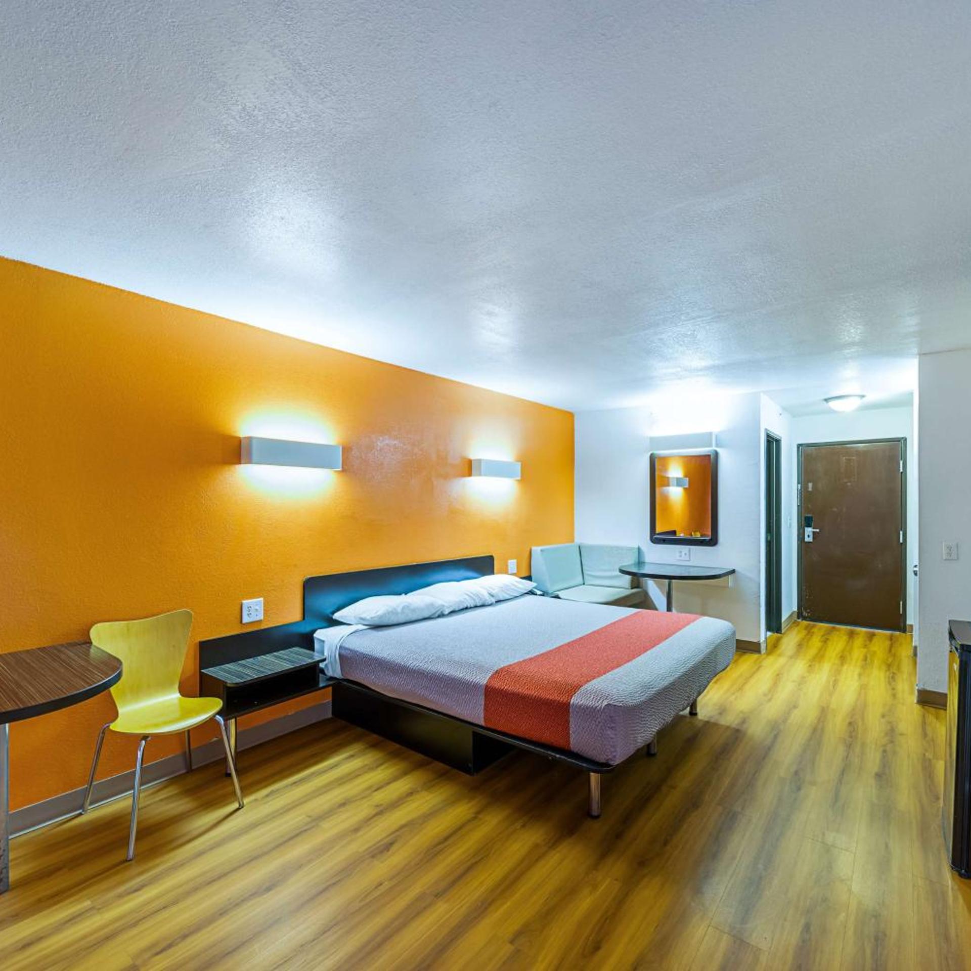 ROOM, KING BED