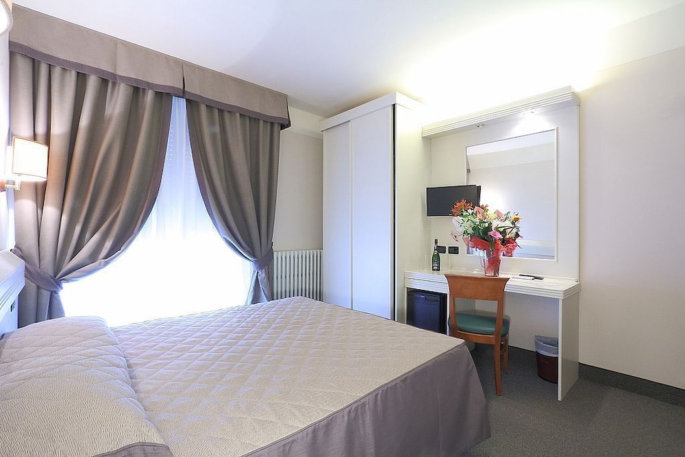 Arcadia Hotel 6/48