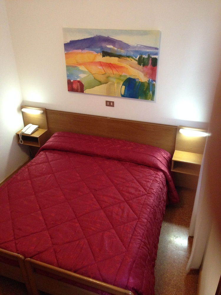 Hotel Caprera 12/23