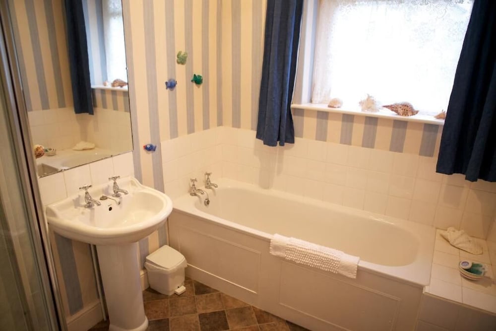 Weston Lawn Bed and Breakfast 29/30