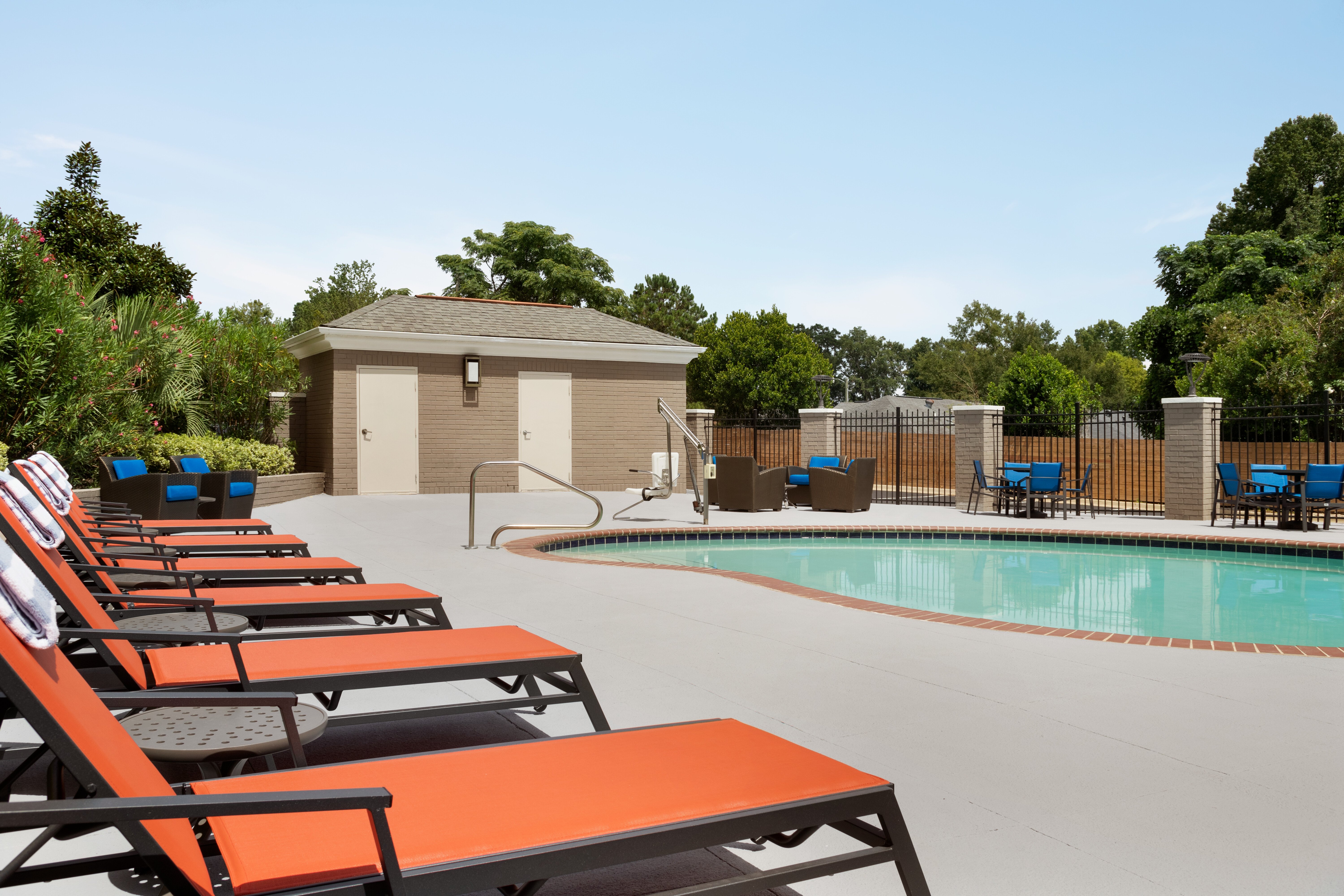 Holiday Inn Express Hotel Suites Auburn University Area 30/53